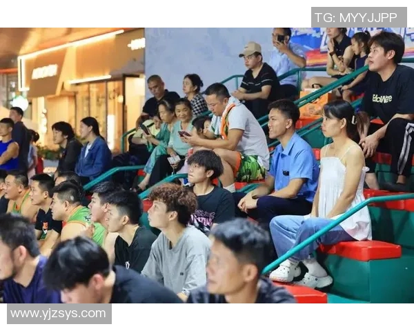 篮球赛明星现身引发热潮球迷欢呼声不断现场气氛火爆